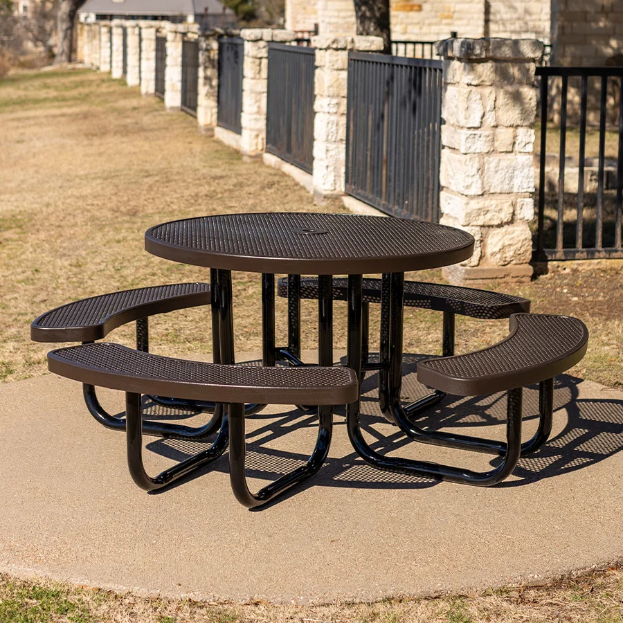 LC45RO Outdoor round picnic table with curved benches.