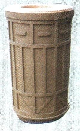 Wooden barrel with crossbars and a lid.